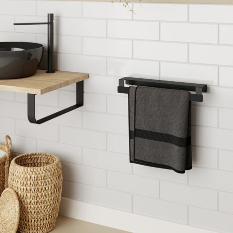 Toallero de baño Adhesivo fabricado en acero y acabado negro mate Peso máx.: 1,5kg Medidas 44x6x8,4cm Incluye adhesivo extra fuerte y tornillos para elijas como fijarlo a la pared -