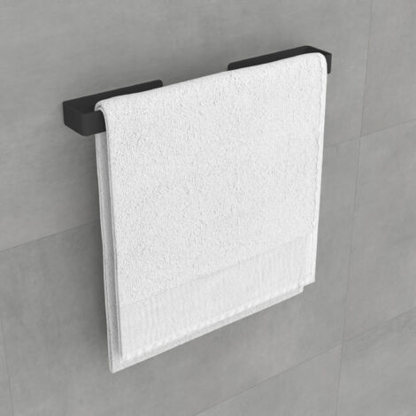 Toallero de baño Adhesivo fabricado en acero y acabado negro mate Peso máx.: 3kg Medidas 44x3x7cm Incluye tornillos y tacos para su fijación a la pared -