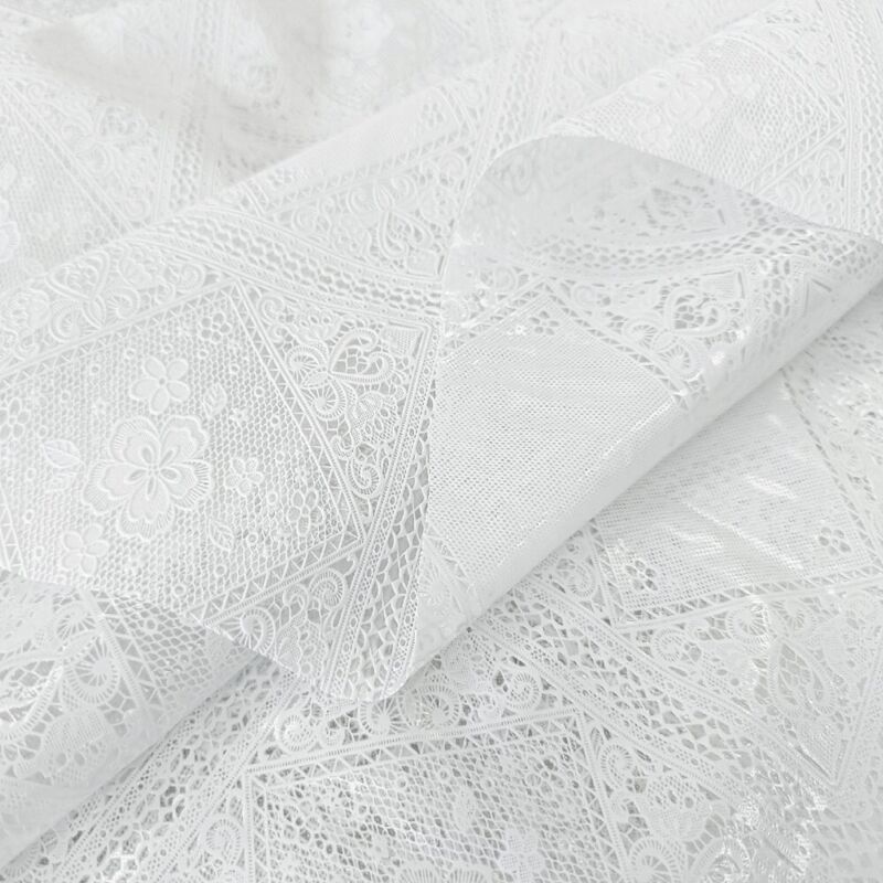 Nappe En Plastique Brodée Effet Dentelle Broderie 3D Couverture Table Cuisine Anti Taches DISG - 137x200 cm
