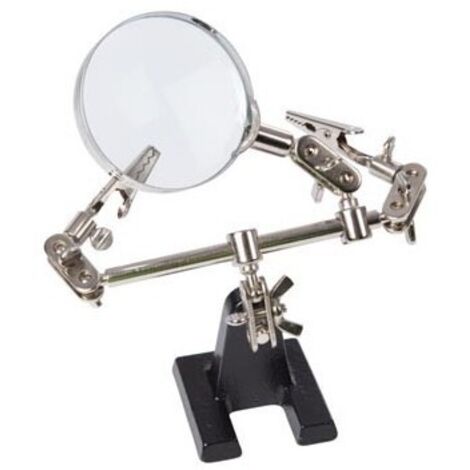 Troisième main avec loupe