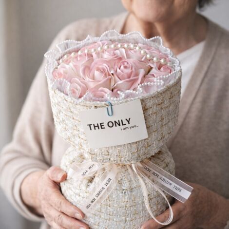 Un bouquet de fleurs de savon parfumées dans une boîte cadeau, avec une LED lumineuse BUK22