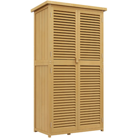 Un chalet de jardin en bois jaune clair, avec quatre pièces, un toit en asphalte et des portes à persiennes.