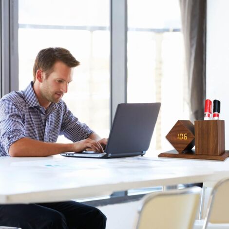 Un despertador digital multifuncional con pantalla LED que muestra la hora, la fecha y la temperatura, tres niveles de brillo y un organizador de escritorio que se activa mediante un portalápices.