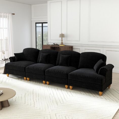 Un élégant et grand canapé quatre places de style médiéval, recouvert de chenille, doté d'accoudoirs en forme d'entonnoir,