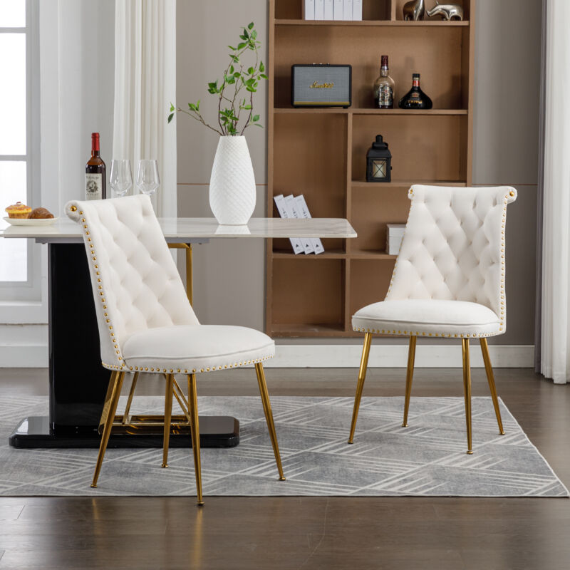 Redom - Un ensemble de deux chaises en velours très doux, avec un dossier légèrement rembourré et des pieds en métal doré. Les chaises modernes sont