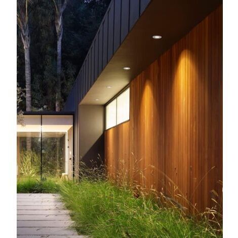 Un ensemble de quatre spots encastrés LED blanc chaud 5W étanches IP65 – adaptés aux environnements humides – aucun transformateur requis, installation facile.