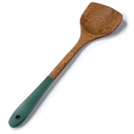 Un ensemble de trois ustensiles de cuisine en bois, comprenant une spatule, une cuillère en bois à long manche en forme d'aile de poulet, de style rustique et de couleur vert clair.