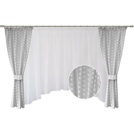 Un juego de cortinas y visillos grises de lunares para la habitación de una niña de estilo bohemio.