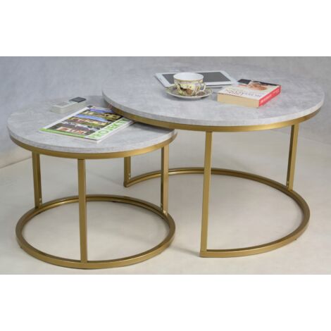 Un set di tavolini rotondi avvitati insieme da profili Golden Concrete Light 20x20