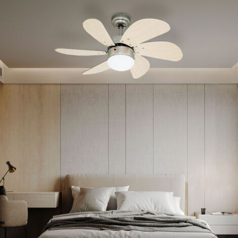 Un ventilateur avec un interrupteur à tirette et éclairage