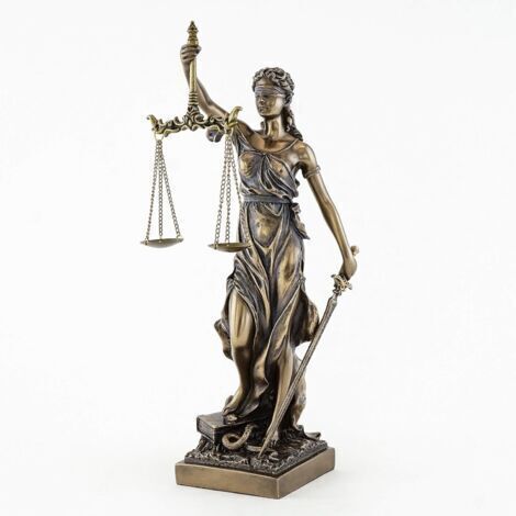 Une sculpture de la déesse Thémis et une balance de la justice et de l'équité dans le système juridique