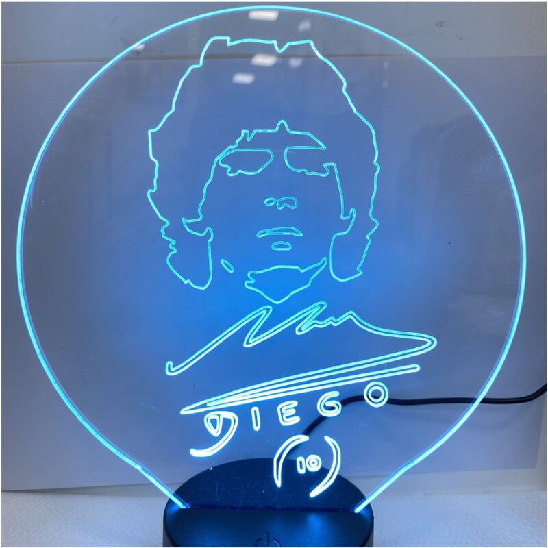Trade Shop Traesio - Trade Shop - usb batterie tischlampe mit stilisiertem gesicht von diego armando maradona -
