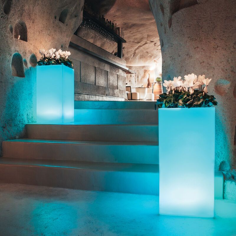 

Maceta de resina con luz 40x40 h 80 cm mod. Youcube luz azul