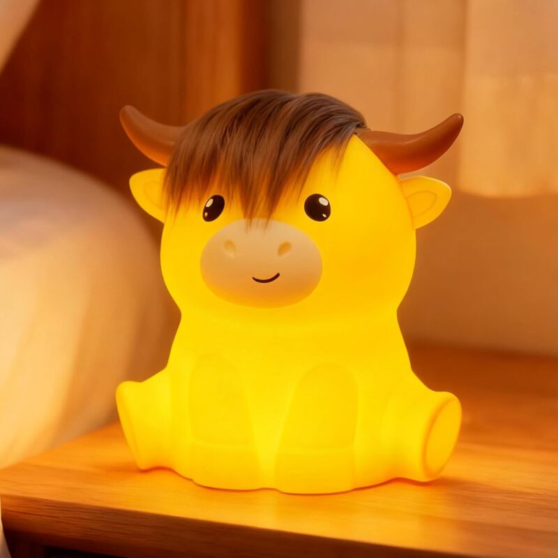 RHG Veilleuse Vache des Highlands, une veilleuse duveteuse et mignonne en forme de vache, fabriquée en silicone souple.