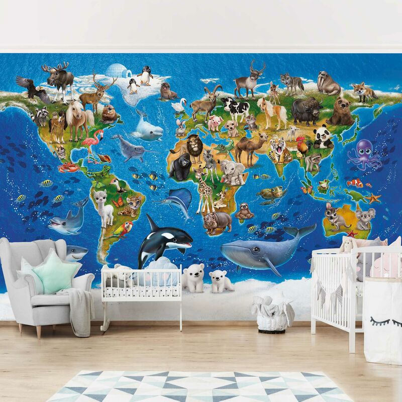 Vliestapete Premium Kinderzimmer - Animal Club International - Weltkarte mit Tieren - Fototapete Breit Größe HxB: 320cm x 480cm