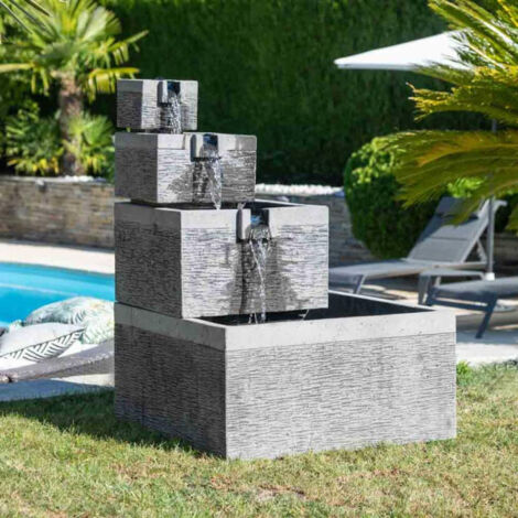 Wanda Collection – Fontaine de jardin carrée 4 coupes – Ciment armé résistant au gel – Dimensions 70x70x106 cm – Débit 1600 l/h – Pompe 30 W