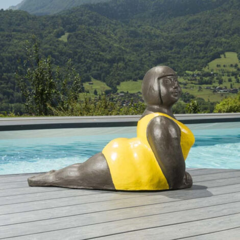 Wanda Collection – Statue femme assise jaune 60cm – Amalgame de fibre de verre et résine – Décoration intérieure et extérieure – Poids 18kg