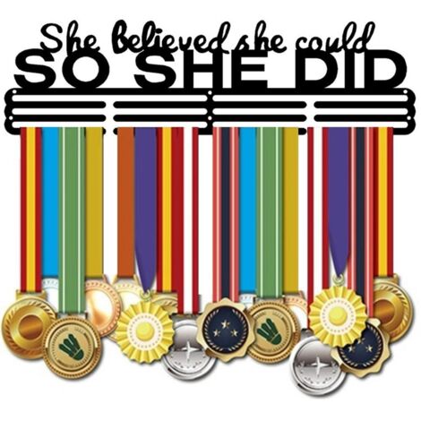 Wandmontierter Medaillenhalter „She Believed She Could“ für Sportmedaillen – Gymnastik, Fußball, Laufen