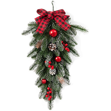 Weihnachtliche Tropfengirlanden, Tannennadeln mit karierter Schleife, rote Beeren und Tannenzapfen, Tür- und Fensterdekoration.