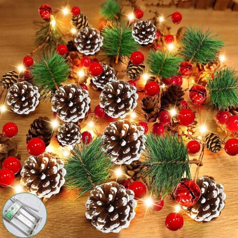ZOLGINAH Cadena de luces con pilas – 20 luces LED de Navidad para interiores con agujas de pino, piñas, campanas rojas, cadena de luces LED para interior/exterior